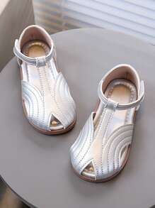 A Pair Of New Children's Sandals For The Summer Of 2025. They Are Baby Sandals With A Closed-Toe Design, Soft Soles, Suitable For The Beach. They Are Girls' Shoes With Hook And Loop Fastenings.