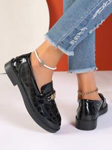 2025 Wiosna/Lato Nowe Brytyjskie Czarne Płaskie Mokasyny Wsuwane, Wygodne Modne Tłoczone Wzór Z Motylową Metalową Klamrą Uniwersalne Błyszczące Niskie Obcasy Casualowe Oksfordy Do Wyjścia Na Zewnątrz I Do Nauki Minimalistyczne Dopasowanie