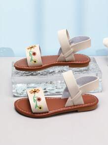 可爱又迷人的凉鞋！纯白色鞋面搭配暖棕色鞋底，简约又清新。双带设计紧贴宝宝脚部，穿脱方便。鞋面上有精致的花朵刺绣，色彩鲜艳，展现俏皮可爱的细节。鞋底柔软，行走舒适，是宝宝日常玩耍、外出和度假的时尚选择。