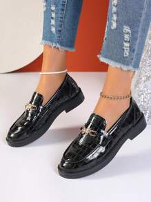 2025 Wiosna/Lato Nowe Brytyjskie Czarne Płaskie Mokasyny Wsuwane, Wygodne Modne Tłoczone Wzór Z Motylową Metalową Klamrą Uniwersalne Błyszczące Niskie Obcasy Casualowe Oksfordy Do Wyjścia Na Zewnątrz I Do Nauki Minimalistyczne Dopasowanie