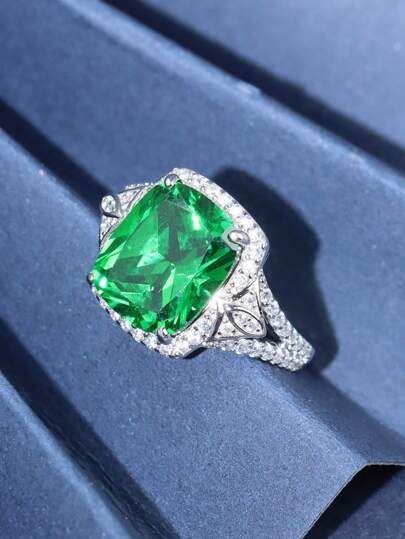 1枚S925银合成绿色宝石女士戒指，镶嵌大克拉绿色宝石，奢华中东风格，适合宴会、婚礼、斋月、开斋节等场合佩戴。