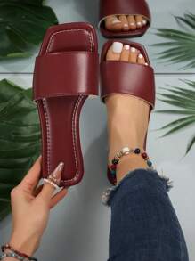 Sandalias planas de lujo y livianas para mujeres, primavera-verano-otoño 2025, zapatillas de mujer de gran tamaño con suela antideslizante y tacón bajo, zapatos versátiles y de moda para la playa y vacaciones, con diamantes de imitación y resistentes al agua