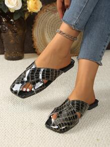 Sandalias planas de mujer de con diseño hueco y punta cerrada, sandalias versátiles y fáciles de poner para el verano