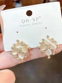 Boucles d'oreille clous élégantes et chics avec pierre en forme d'œil de chat minimaliste pour femmes, boucles d'oreilles polyvalentes et élégantes pour le bureau et le casual avec décor papillon