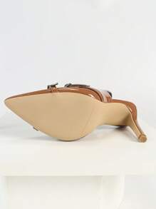 Damesmode Sexy Bruin Lakleer Bovenwerk Puntige Neus Stiletto Hak Slingback Met Stijlvolle Metalen Gesp Kruisbandjes Detail, Gesloten Teen Slide Hoge Hakken Sandalen Voor Dames, Elegante Stabiele Gemakkelijke Wandel Zomer Dagelijkse Buiten Lift Pumps Schoenen, Goed Passend Voor Feest Prom Bruiloft Dating Formele-Evenementen Kantoor Dagelijkse Kleding, Match Voor Elegante Rokken Elegante Outfits