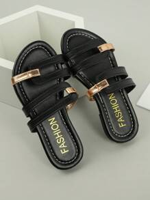 Kinderschoenen 2025 Zomer Nieuwe Mode All-In-One Ronde Neus Strandkleding Een Slip-Off Teen Platte Antislip Sandalen