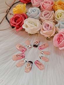 10片纯手工按压式指甲，手工凸起小花，手绘线条，小圆点，小金球。适合日常休闲度假，出席宴会、聚会、舞会等活动时均可佩戴。