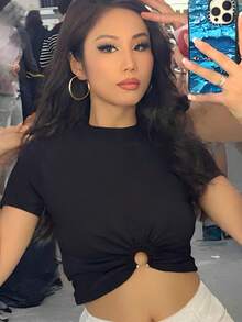 قميص رياضي كاجوال للنساء، تيشيرت رياضي أسود مطابق للشكل مع حلقة معدنية وثقوب، موضة رياضية - الأسود - مشاهدة 2