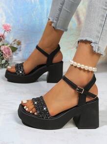 2026新款轻便厚底褶皱时尚高跟凉鞋，柔软网面材质，轻便时尚增高凉鞋，四季皆宜，大码女款轻便时尚增高凉鞋，舒适美观性感低价女凉鞋，高跟凉鞋，坡跟凉鞋，防水厚底设计，金色搭扣，尺码偏大半码，搭扣位置可调节