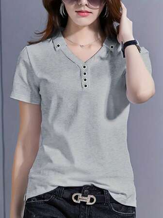 纽扣装饰 V 领 T 恤，舒适侧开衩短袖休闲上衣，适合女士夏季和春季