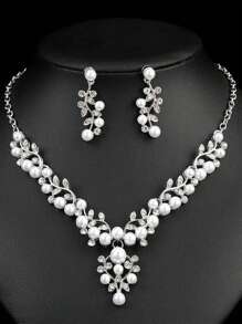 3 件女士钻石和珍珠首饰套装：项链和耳环