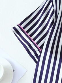 2 件套缎面睡衣套装，黑白条纹口袋草莓印花短袖领上衣和蝴蝶结短裤女士家居服 - 黑與白 - 查看 6