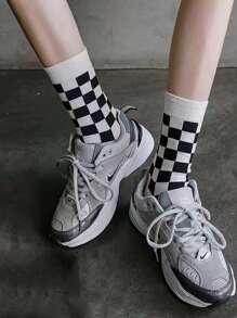 “男士国际象棋图案中筒袜 - 有 1 双或 2 双可选，非常适合情侣和学生！”