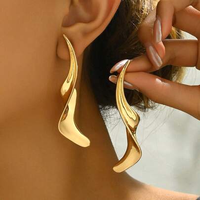 1 par de pendientes largos minimalistas de aleación chapada en oro con formas geométricas exageradas, que incluyen pluma, en forma de S, lágrima asimétrica, lazo, círculo hueco, líneas geométricas, redondo asimétrico, cono y colgante floral. Diseño versátil para realzar tu estilo, adecuado para uso diario y fiestas, creado para mujeres elegantes y encantadoras.