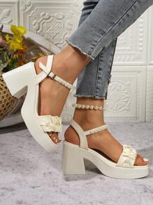 2026新款轻便厚底褶皱时尚高跟凉鞋，柔软网面材质，轻便时尚增高高跟凉鞋，四季皆宜大码女式高跟凉鞋，舒适美观性感低价鞋款，女士高跟凉鞋，坡跟凉鞋，防水厚底设计，金色搭扣珍珠装饰，适合乡村户外度假 - 米色 - 查看 6