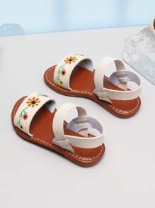 可爱又迷人的凉鞋！纯白色鞋面搭配暖棕色鞋底，简约又清新。双带设计紧贴宝宝脚部，穿脱方便。鞋面上有精致的花朵刺绣，色彩鲜艳，展现俏皮可爱的细节。鞋底柔软，行走舒适，是宝宝日常玩耍、外出和度假的时尚选择。