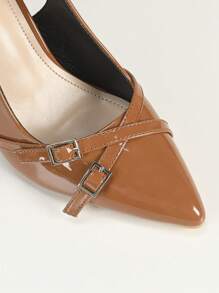Damesmode Sexy Bruin Lakleer Bovenwerk Puntige Neus Stiletto Hak Slingback Met Stijlvolle Metalen Gesp Kruisbandjes Detail, Gesloten Teen Slide Hoge Hakken Sandalen Voor Dames, Elegante Stabiele Gemakkelijke Wandel Zomer Dagelijkse Buiten Lift Pumps Schoenen, Goed Passend Voor Feest Prom Bruiloft Dating Formele-Evenementen Kantoor Dagelijkse Kleding, Match Voor Elegante Rokken Elegante Outfits