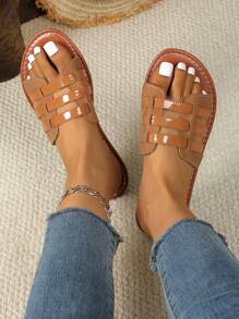Sandalias planas huecas de moda para el verano 2025 con tiras para mujer
