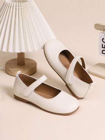 1 paire de chaussures plates beiges pour filles, en matériau PU avec design à fermeture ajustable à boucle et à scratch, bout rond, semelle TPR antidérapante, confortable et légère, couleur unie pour le ballet/la danse, convenant aux filles de 5 à 14 ans pour l'école, les événements et le port décontracté quotidien intérieur/extérieur en toutes saisons