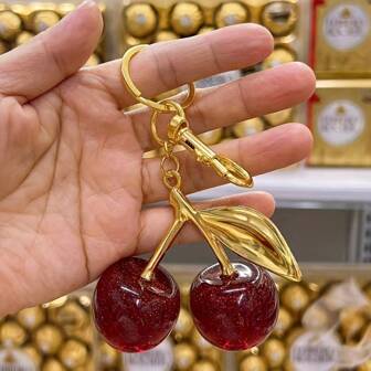 1 قلادة كرز، قلادة كرز كريستال كبيرة جديدة، قلادة سلسلة مفاتيح، سلسلة مفاتيح كرز لامعة مزينة بمشبك، مكونات من راتنج ومعدن لامع، مناسبة لمحافظ النساء وحقائب السيارات والحقائب والهدايا الكريسماسية الكيوت