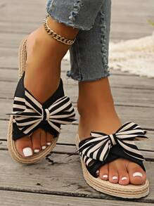 2024 新款夏季时尚女士居家拖鞋，户外休闲条纹蝴蝶结平底沙滩凉鞋，度假海边一脚蹬鞋 - 黑與白 - 查看 2