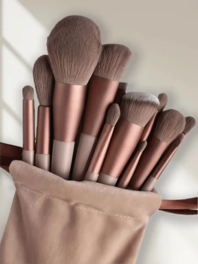 13 piezas Juego de brochas de maquillaje suaves y esponjosas, herramientas de maquillaje profesionales para base, polvos, sombras de ojos y mezcla, con bolsa, esponja de maquillaje, regalo de belleza para principiantes en maquillaje, color marrón aleatorio. Herramientas de maquillaje con fibra suave para llevar fácilmente, set para viajes, vacaciones, playa, regalo para mujeres y niñas, estilo de verano, regalo de vuelta al colegio, alfombra