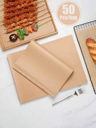 50 张复古报纸印花食品包装纸、防油纸、用于衬篮的防油食品纸、用于薯条和汉堡的一次性烘焙纸、多用途烘焙垫、必备厨房用品、万圣节、圣诞节和烧烤的完美派对用品。（图案位置不对称且随机）