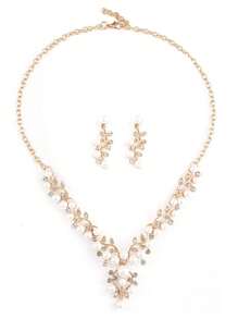 3 件女士钻石和珍珠首饰套装：项链和耳环