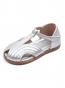 A Pair Of New Children's Sandals For The Summer Of 2025. They Are Baby Sandals With A Closed-Toe Design, Soft Soles, Suitable For The Beach. They Are Girls' Shoes With Hook And Loop Fastenings.