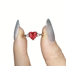 时尚心形石榴戒指，镀有可爱的玫瑰金水钻，适合女性佩戴，适合在节日期间搭配任何高端珠宝佩戴 - 金色 - 查看 7