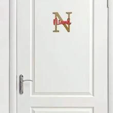 Plaque murale en bois suspendue, faite à la main sur mesure. Composée de planches de bois à double couche. Ce décor de style traditionnel est parfait pour l'accrochage au mur. Il constitue un ajout unique à la décoration de la chambre et convient parfaitement comme cadeau de mariage, de la Saint-Valentin ou pour les fêtes.