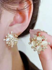Boucles d'oreille clous élégantes et chics avec pierre en forme d'œil de chat minimaliste pour femmes, boucles d'oreilles polyvalentes et élégantes pour le bureau et le casual avec décor papillon