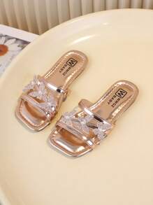 1 双女童蝴蝶平底一脚蹬凉鞋，适合夏季户外