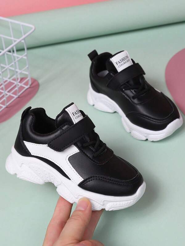 Sapatos brancos lisos de sola macia para crianças, novos calçados esportivos para meninas de 2025, tênis casuais para meninos e crianças pequenas