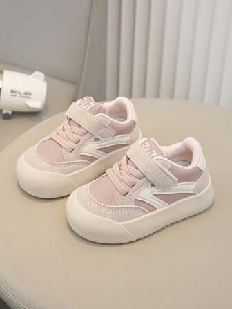 زوج من أحذية رياضية للبنات موديل 2025 الربيع الجديد، أحذية أطفال ذات نعل ناعم وقابل للتنفس، أحذية كاجوال حلوة للبنات الرضع في فصلي الربيع والخريف