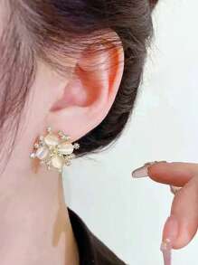 Boucles d'oreille clous élégantes et chics avec pierre en forme d'œil de chat minimaliste pour femmes, boucles d'oreilles polyvalentes et élégantes pour le bureau et le casual avec décor papillon