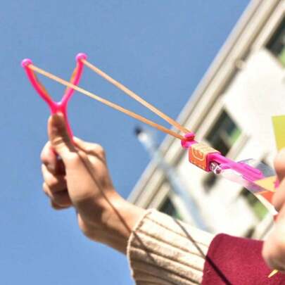 20 piezas Juguete volador de cohete con flecha con luz LED mágica de colores aleatorios, regalo de fiesta, helicóptero volador con tirachinas (se enviarán algunas partes al azar)