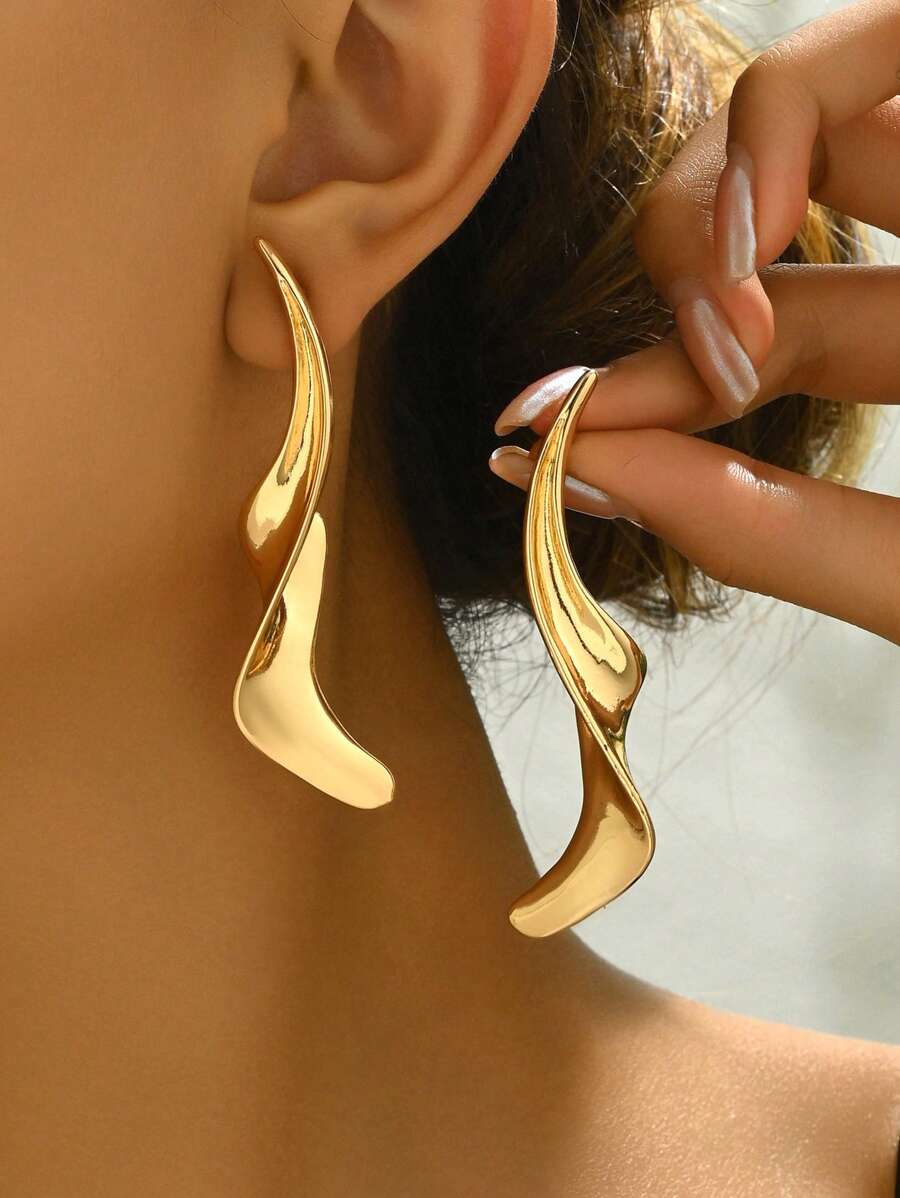 一对性感夸张的金色几何造型耳环，包含羽毛、S形、不对称水滴形、蝴蝶结、镂空圆环、几何线条、不对称圆形吊坠、锥形吊坠、花朵吊坠等多种造型，合金电镀简约长款耳环，百搭设计提升您的时尚品味，适合日常佩戴和派对场合，专为优雅迷人的女性打造。 - 金色 - 查看 1