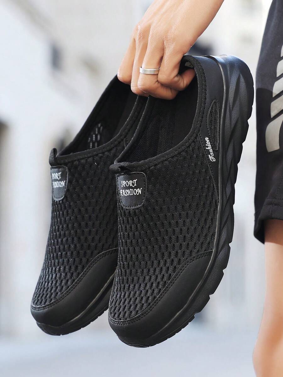زوج من أحذية رياضية كاجوال قابلة للانزلاق مصنوعة من شبكة تنفس للرجال، خفيفة الوزن ومريحة (المقاس يميل للصغر، يرجى طلب مقاس أكبر بمقدار مقاس واحد) - الأسود - مشاهدة 1