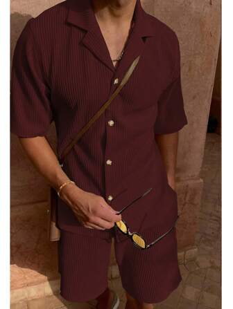 男士时尚经典纯色纹理材质翻领纽扣衬衫带斜口袋和抽绳设计短裤，适合日常休闲、简约、外向、通勤衬衫宽松短裤套装