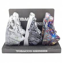 1PC 1.5" GraffitiKick 4-Layer Zinc Alloy Herb Grinder –6" Length X 3.2" Height -Top Sneaker-Shaped Spice Crusher With Sharp Teeth, Magnetic Closure, Built-In Pollen Catcher, And Street Art-Inspired Graphics – Durable Metal Design With Unique Urban-Style Prints – Cool Collectible Grinder For Herbs, Spices, And Tobacco – Perfect For Home, Travel, Or Gift - 顏色隨機 - 查看 4