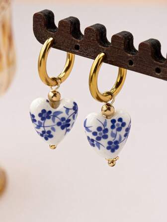 1 par vintage neo-kinesisk stil blått och vitt porslin hjärtformade örhängen, nationella imitation blå och vita keramiska örhängen, lämpliga för dagligt bruk för kvinnor