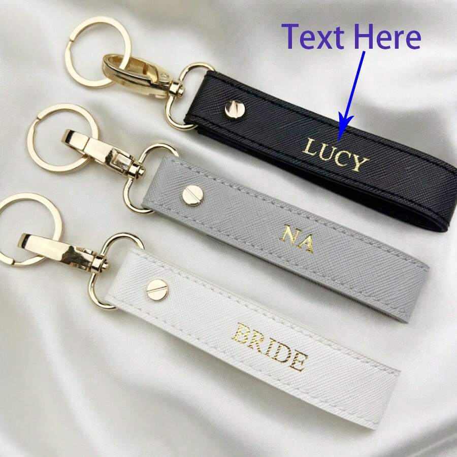 女士定制姓名或字母Saffiano PU皮革挂绳，绝佳生日礼物；压纹字母PU皮革防丢腕带钥匙扣；个性化吊坠钥匙扣，理想结婚礼物 - 黑色 - 查看 1