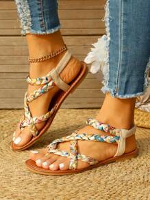 波西米亚风格串珠平底凉鞋，适合户外穿着