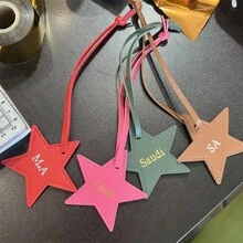 1 pièce Personnalisé Nom ou Lettres Forme d'Étoile en PU Charme de Sac de Bagage Femmes, Monogrammé Forme d'Étoile à Cinq Branches Pendentif de Sac Cadeau, Personnalisé Porte-clés Étoile en PU Accessoires de Sac à Main Femmes DIY Artisanat