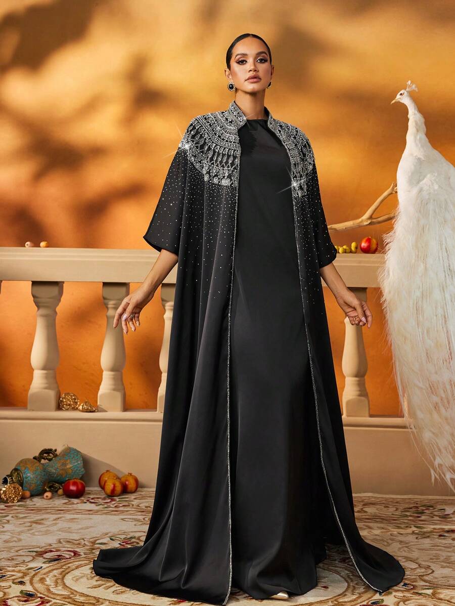 优雅的黑色亮片斗篷礼服，带珠饰，正式晚礼服