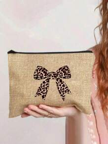 Un ensemble de sacs à main avec un imprimé léopard, un nœud et un motif de bande dessinée, fabriqué en lin jaune, comprenant un sac à main à boucle magnétique et une trousse de maquillage.