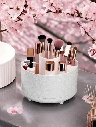 1个时尚塑料化妆品收纳盒。360°旋转设计，5格化妆品收纳盒，适用于收纳化妆刷、口红、护肤品等。桌面适用，节省空间，无异味。多功能收纳盒，亦可用作珠宝盒、化妆刷收纳袋、香水收纳盒等。女士礼物，圣诞礼物，女士送礼佳品。