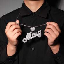 Pendentif personnalisé à deux tons avec lettres bulles en script et bélière en forme de cœur micro pavée de cubic zirconia cubiques. Chaîne corde de 3 mm. Bijoux hip-hop, argent, élégant, coloré, vintage, simple, unisexe, décontracté, mignon, personnalisé, unique. Cadeau idéal pour lui, pour elle, petit(e) ami(e), père, mère, famille, amis, pour anniversaires, remise de diplômes, soirées, fête des mères