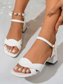 Sandalias de tacón alto blancas nuevas para primavera-verano 2025, sandalias de tacón grueso versátiles y con tiras a la moda para mujer